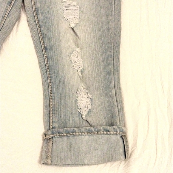 Almost Famous Crystal Pocket DISTRESS High Rise LIGHT BLUE Capris Sz 7 Sun Fade - Picture 4 of 16